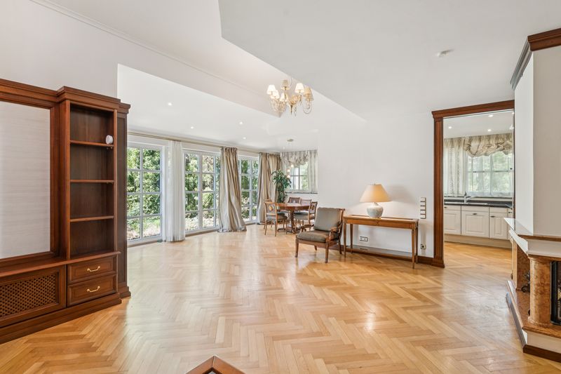 Prinz-Ludwigs-Höhe: Stilvolle, sehr ruhig gelegene Maisonettewohnung mit "Haus im Haus"-Charakter